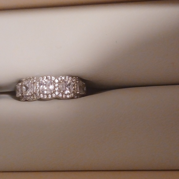 Everly Band Ring - Picture 2 of 4